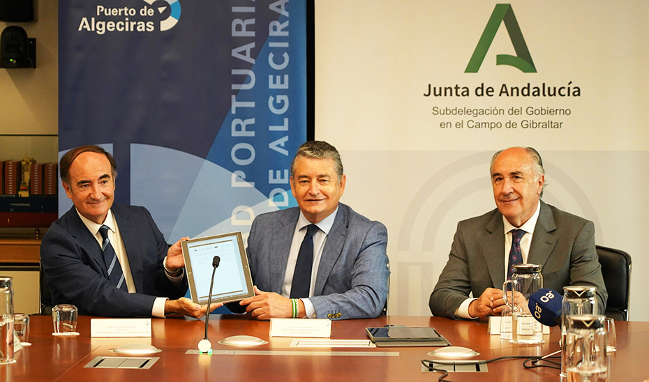 Antonio Sanz, Gerardo Landaluce y José Ignacio Landaluce en la firma del convenio de colaboración.